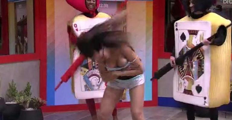 BBB21: Que situação! Animada, Juliette se empolga e mostra demais ao dançar na sala da casa