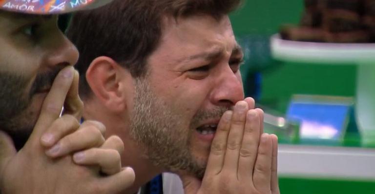 BBB21: Caio se desespera com mensagem da família e diz que vai desistir do programa: “Eu saio lá pela porta”