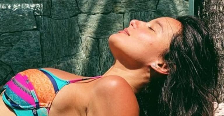 Esposa de Fábio Assunção surge de biquíni ao lado da enteada exibindo barriga da gravidez: “Nosso momento”