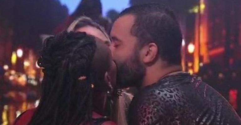 BBB21: Karol Conká coloca ideia em prática e protagoniza beijo triplo com Gilberto e Sarah: “Meu Deus”