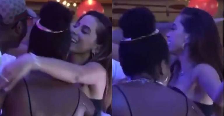 Muita pegação! Anitta protagoniza beijo triplo com dois amigos durante gravações de seu reality