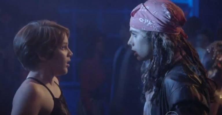 Malhação – Sonhos: Karina se espanta ao beijar Pedro por engano