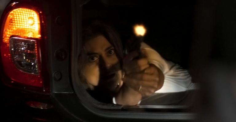 A Força do Querer: Bibi troca tiros ao ser descoberta em porta-malas do carro de Silvana