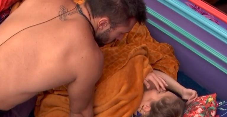 BBB21: Abalada, Carla Diaz recebe apoio de Arthur após desabafar que não consegue ser falsa: “É duro para mim”