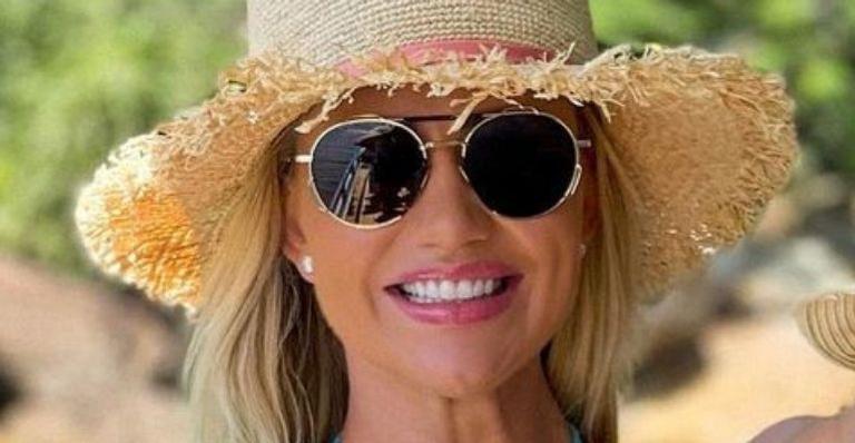 Tá podendo! Esposa de Roberto Justus elege biquíni de quase R$ 10 mil para ficar em casa