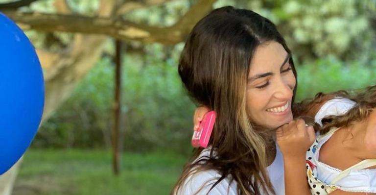 Felipe Simas e Mariana Uhlmann celebram aniversário da herdeira com festa ao ar livre