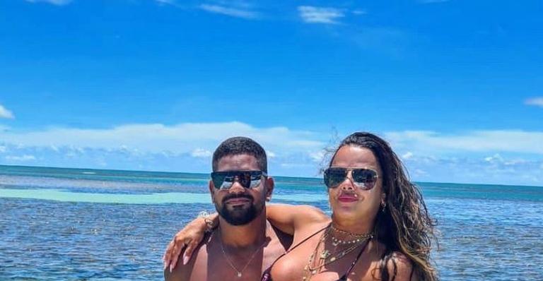 Com looks de praia combinando, Viviane Araújo e Guilherme Militão ostentam boa forma