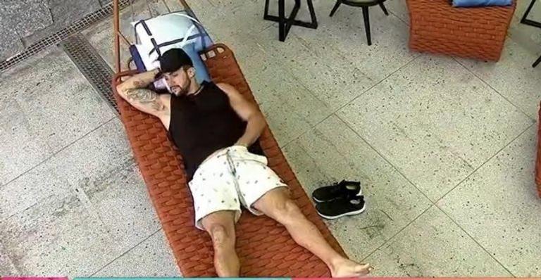 BBB21: No flagra! Arthur é pego ‘coçando’ partes íntimas ao vivo no ‘Mais Você’