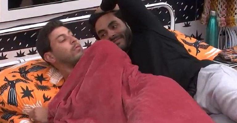 BBB21: Rodolffo tenta conchinha com Caio e leva bronca do fazendeiro: “Quer que eu te quebre no pau?”
