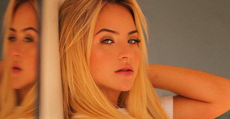 Ex-BBB Gabi Martins abre o short e deixa micro calcinha à mostra em clique sensual: “Perdi até o raciocínio”
