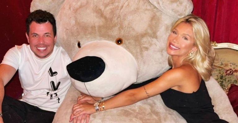 Três meses após término, Flávia Pavanelli reata noivado com empresário e se declara: “Te amo”