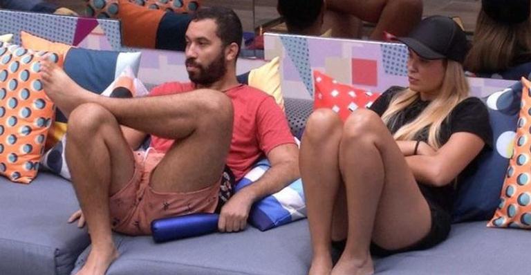 BBB21: Sarah e Gilberto definem indicação ao paredão e planejam comer pelas beiradas: “O jogo segue”