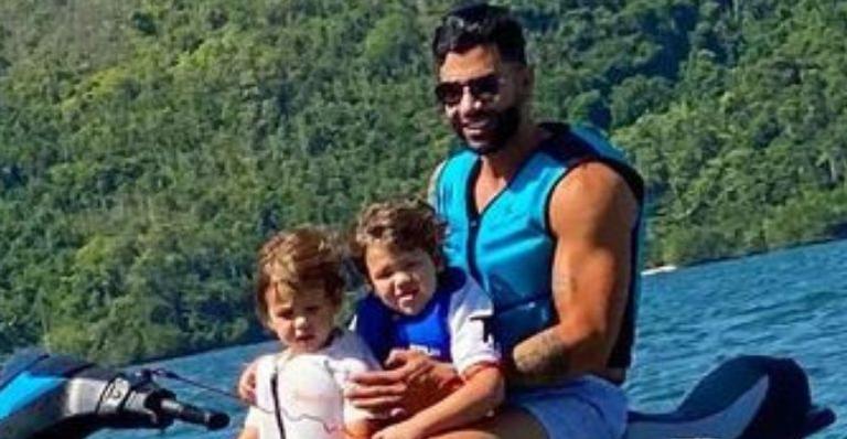 Gusttavo Lima passeia de jet ski com filhos e braço musculoso rouba a cena: “Lindos”