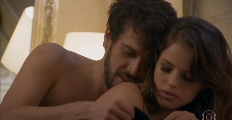 Haja Coração: Giovanni dispensa viagem com Bruna e passa a noite com Camila