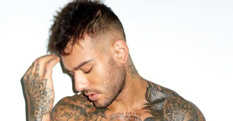 Lucas Lucco tira a camisa, exibe corpo musculoso e mostra tatuagens pelo corpo: “UAU”