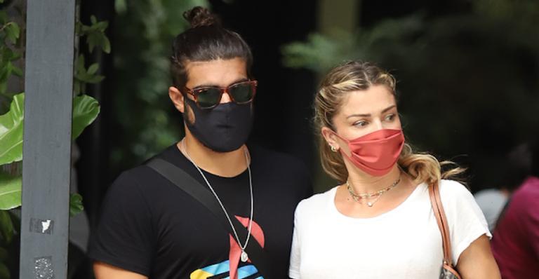 Grazi Massafera e Caio Castro passeiam pelas ruas de São Paulo em clima de romance
