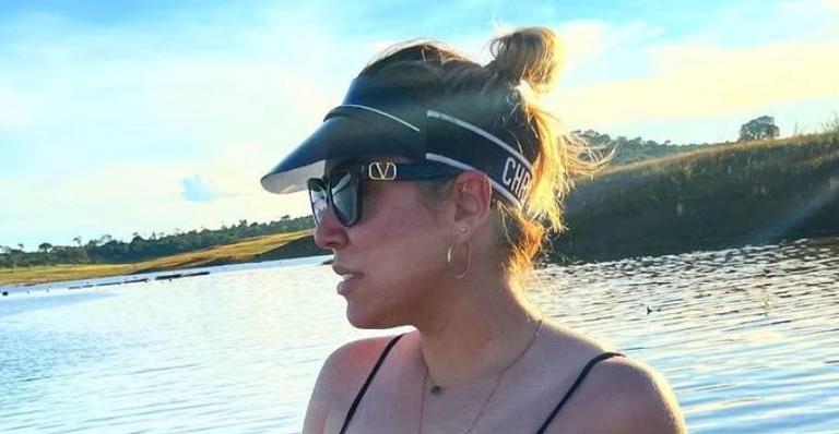 Só de biquíni, Naiara Azevedo rebola muito e barriga trincada rouba a cena: “Só consegui olhar para isso”