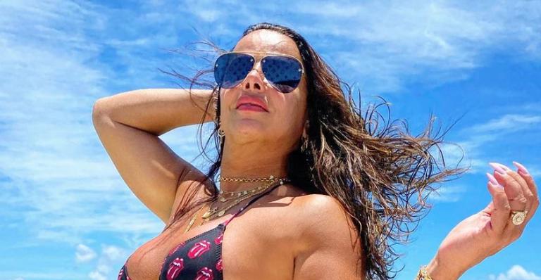 Que corpão! Aos 45 anos, Viviane Araújo ostenta pernões musculosos e arranca suspiros dos fãs