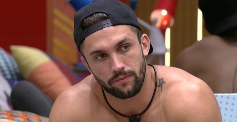 BBB21: Coração partido? Arthur se incomoda com atitude de Carla Diaz: ”Não tá falando comigo”