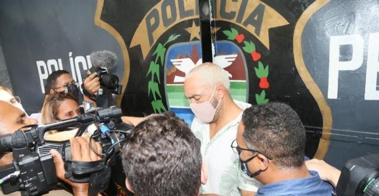 Belo deixa prisão no Rio de Janeiro aclamado por fãs e causa tumulto
