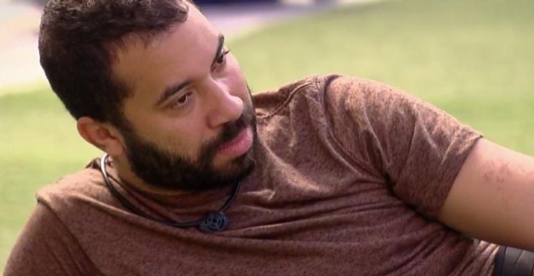 BBB21: Com medo de rejeição, Gilberto implora toque de Big Fone: ”Não posso sair”
