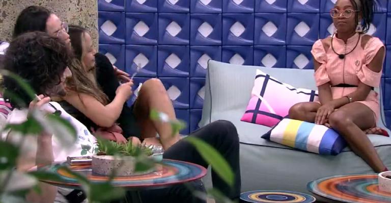 BBB21: Karol Conká volta a falar de affair com Arcrebiano: ”Foi pela metade”