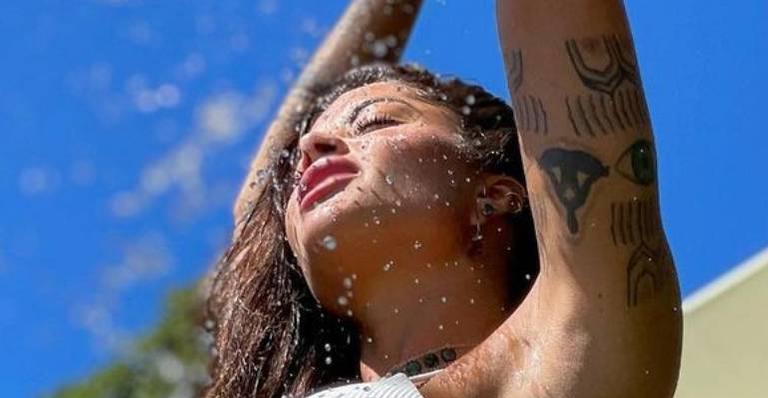 Só de biquíni, Aline Riscado curte dia de sol e bumbum avantajado rouba a cena: “Musa do verão”