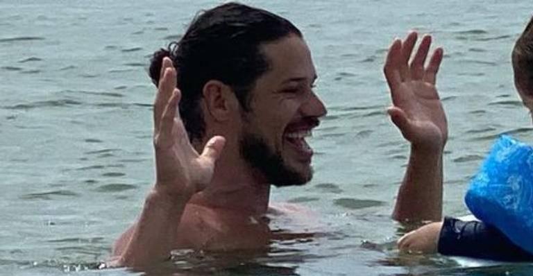 Surfista! Filha de José Loreto explode o fofurômetro ao surgir surfando com o papai: “Família é tudo”