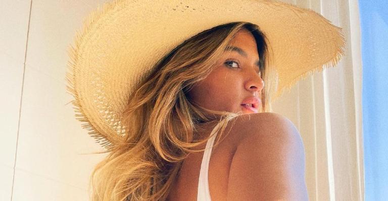 Abusada, Giulia Costa puxa calcinha no limite e ostenta bumbum poderoso: ”Maravilhosa!”