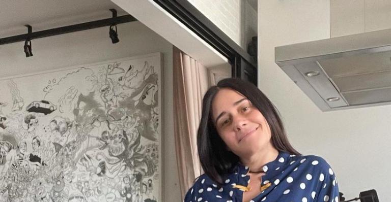 Aos 50 anos, Alessandra Negrini posa com pijama colado ao corpo e coleciona elogios: ”Perfeita”