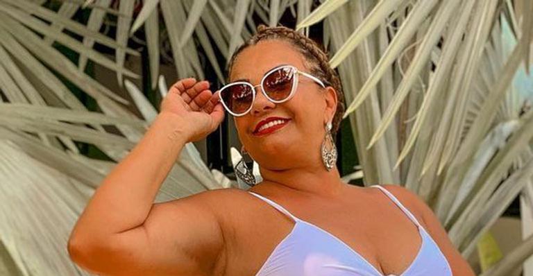 Aos 63 anos, Solange Couto posa de biquíni branco e exibe corpo espetacular: “Que a vida seja leve”