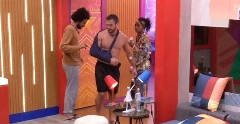 BBB21: Arthur faz relato de dores fortíssimas a caminho do hospital: “Quase apaguei na ambulância”