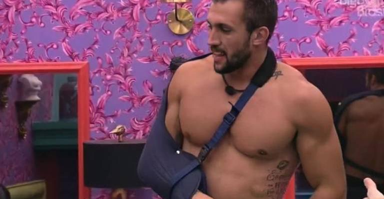 BBB21: Após deslocar o ombro, Arthur dispensa tipoia e toma bronca da produção: “Não deve ser retirada”