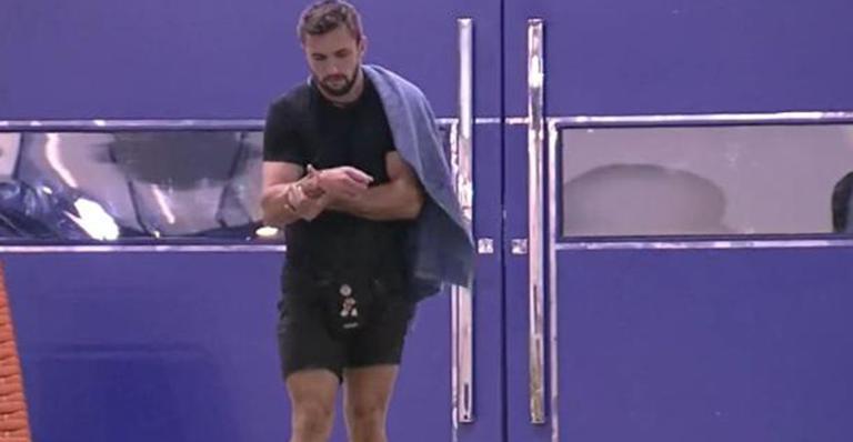 BBB21: Arthur deixa o confinamento e passa por exames em hospital: “Eu me senti muito popstar”