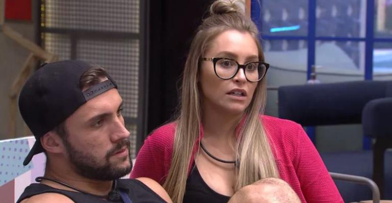 BBB21: Gilberto conversa com Arthur sobre votos e Carla Diaz acrescenta: ”Abram os olhos”