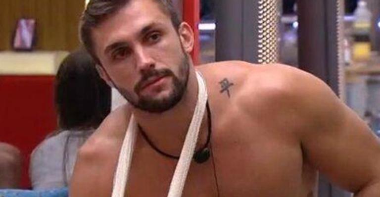 BBB21: Globo explica ida de Arthur ao hospital e descarta chance de interferência: “Acompanhado o tempo todo”