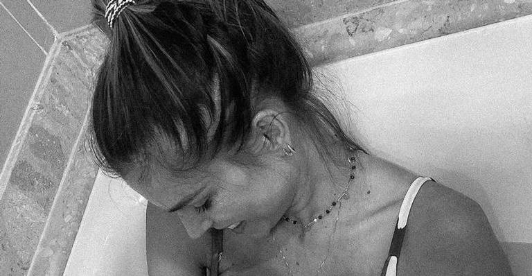Flávia Viana emociona a web ao mostrar momento de amamentação com o filho: “Conexão inexplicável”