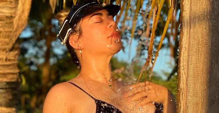 No auge da beleza, Naiara Azevedo aparece tomando chuveirada em fotos de biquíni: “Deixa ela ser feliz”