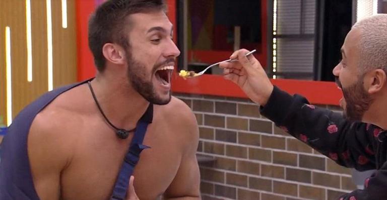 BBB21: Ao retornar do hospital, Arthur é paparicado por Projota e protagoniza momento inusitado: “Vem cá, meu fofinho”