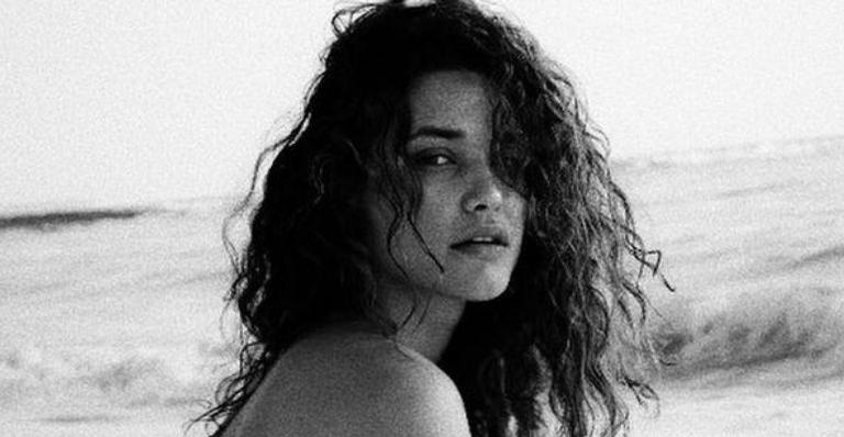 Completamente nua, Débora Nascimento posa deslumbrante em cenário paradisíaco: “Deusa”