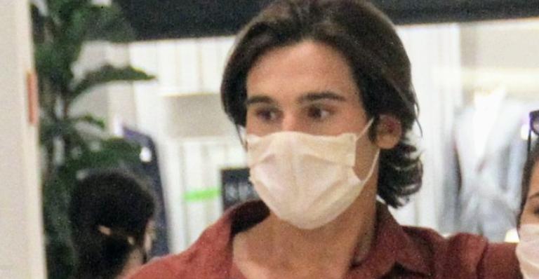 Nicolas Prattes faz rara aparição pública com a namorada gata em dia de shopping