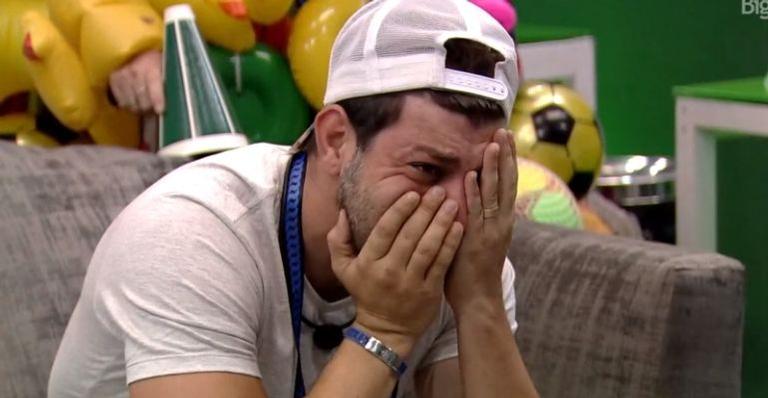 BBB21: Aos prantos, Caio lamenta saudades da família após presente do anjo: “Amo tanto”