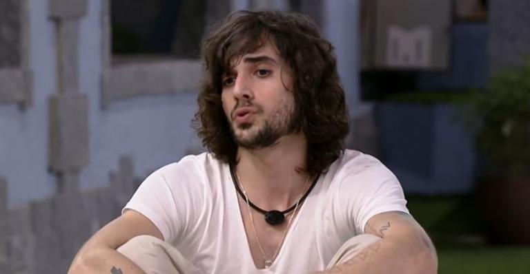 BBB21: Fiuk esbanja maturidade ao criticar Projota: ”Suas atitudes não condizem com suas letras”