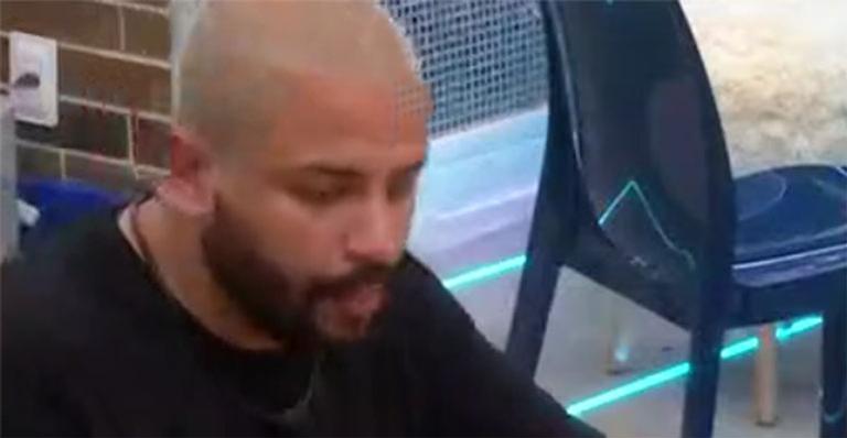 BBB21: É mole? Projota come arroz puro após recusar comida disponível na xepa e sofre críticas: “Frescura”