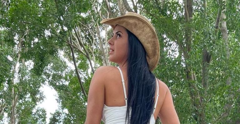 De vestido curtinho, esposa de Zezé di Camargo ostenta cinturinha de pilão e quase deixa escapar demais