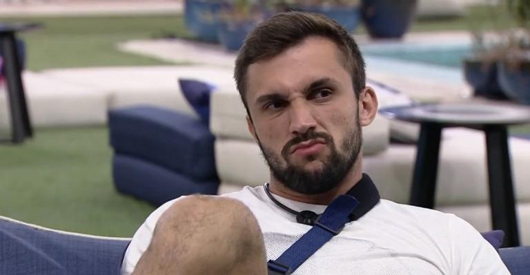 BBB21: Arthur reclama das amizades de Carla Diaz e desabafa: “Fica com os que me colocaram no Paredão”