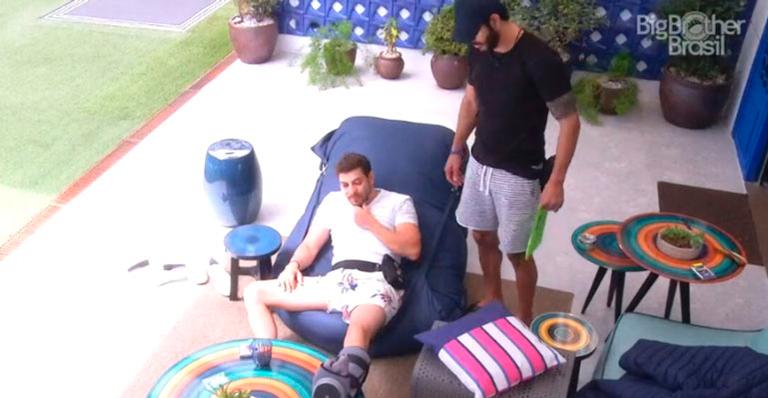 BBB21: Caio se surpreende com mudança em seu órgão genital quando está ereto: “Queria entender”