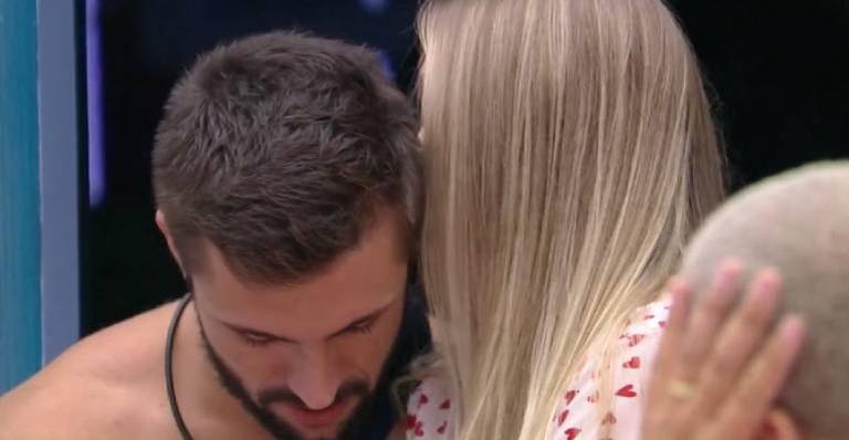 BBB21: Carla Diaz esquenta o clima com provocações quentes e deixa Arthur excitado: “Estou incontrolável”