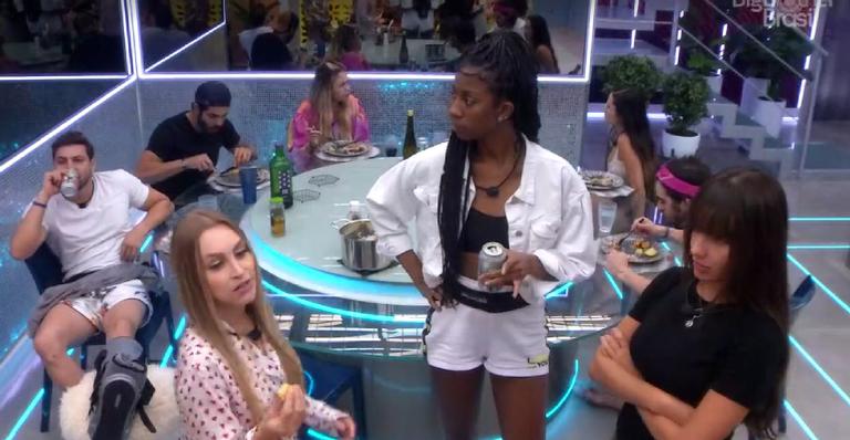 BBB21: Brothers recebem comes e bebes da festa e ficam sem entender: ”Hoje é segunda”