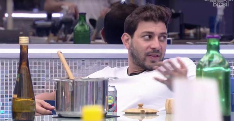 BBB21: Caio diz que festa do líder foi adiantada para Gilberto poder participar